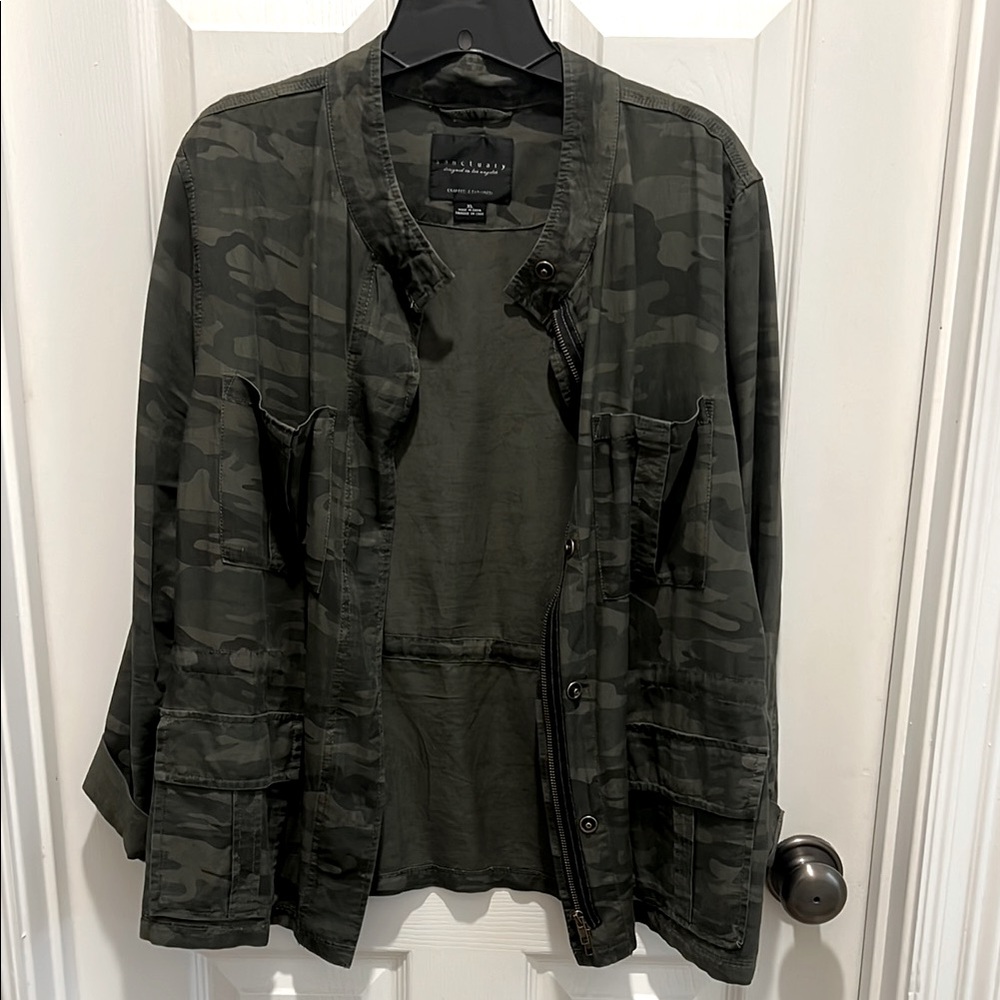 Sanctuary brand camo jacket. Light jacket with rolled sleeves. Size xl